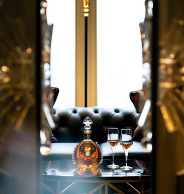 louis-xiii-cognac-served-in-glasses-sliver-tray-lodyssee-dun-roi